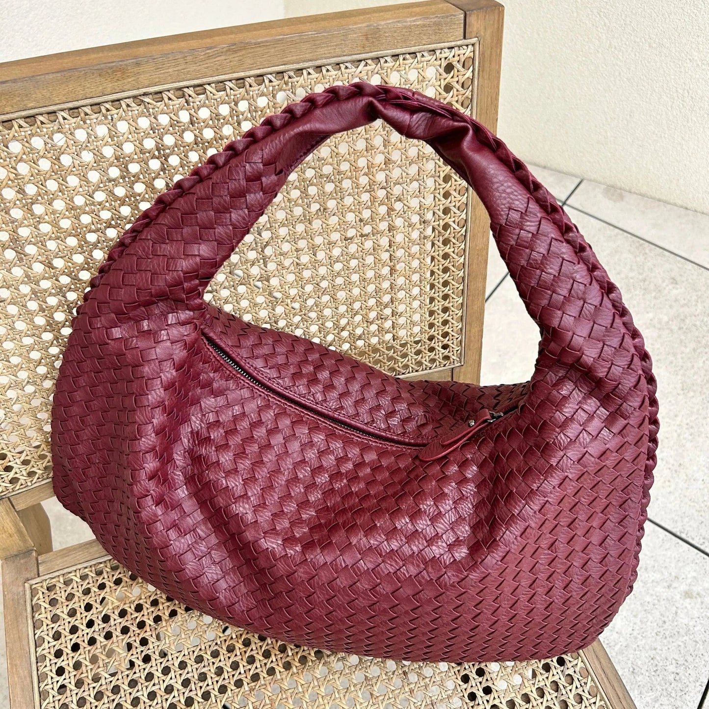 TresseChic — Sac Hobo en Cuir Tressé avec Fermeture Éclair | Léger & Spacieux | Noir, Rouge, Beige