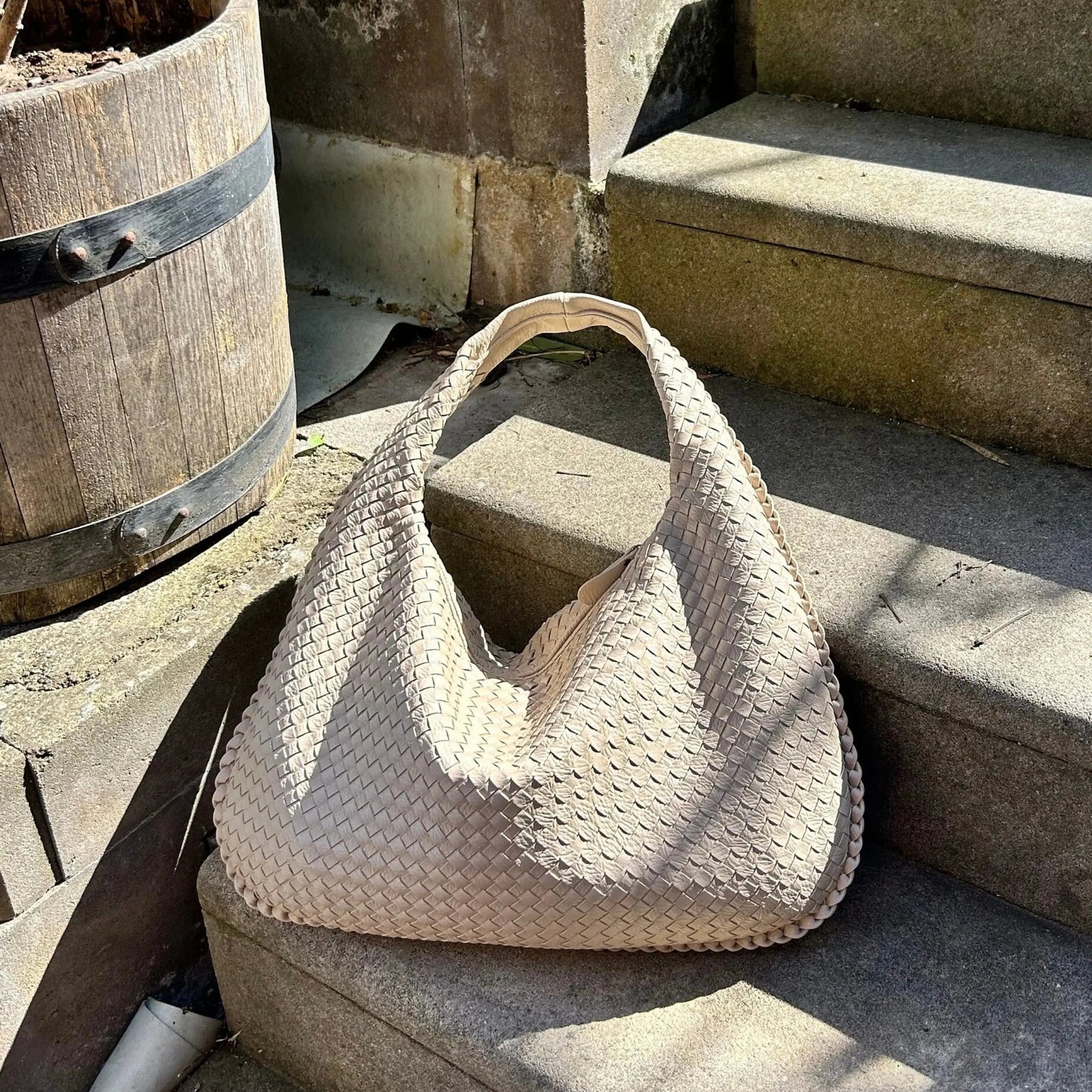 TresseChic — Sac Hobo en Cuir Tressé avec Fermeture Éclair | Léger & Spacieux | Noir, Rouge, Beige